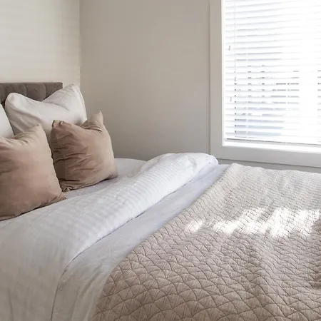Stylish Central 2Bedroom With Parking & Garden